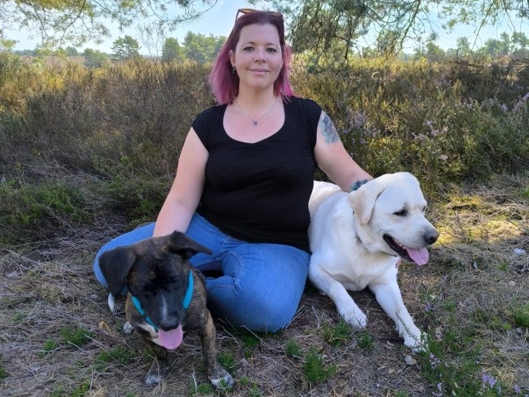 Carolin mit ihren beiden Hunden Chester und Rubbel in der Heide